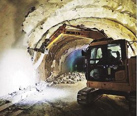 １２日から始まっている八郎山トンネルの覆工コンクリート取り壊し（和歌山県提供）