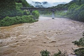 大雨が降り、濁った水が勢いよく流れる日高川（８日午前１０時２０分ごろ、和歌山県田辺市龍神村宮代で）