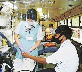 献血をする熊野高校ラグビー部員（２７日、和歌山県上富田町朝来で）