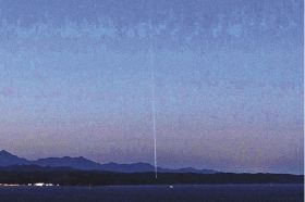ロケットが飛ぶ軌道をイメージして上空へサーチライトを照射した（和歌山県串本町樫野から撮影）
