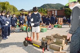 修学旅行で訪れ、まき割りを体験する愛知県の高校生（昨年１０月、和歌山県みなべ町清川で）