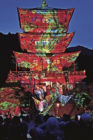デジタル処理した画像を投影して極彩色に彩られた青岸渡寺の三重塔（２２日、和歌山県那智勝浦町那智山で）