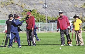 グラウンドゴルフで交流を深める選手（串本町サンゴ台で）