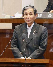 次期知事選に立候補しないことを表明する仁坂吉伸知事（１５日、和歌山県議会議場で）
