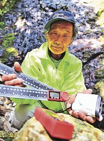 滝の調査を続ける山本隆寿さんと調査に使っている道具