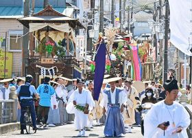 ４年ぶりに通常開催で開幕した田辺祭（２４日、和歌山県田辺市本町で）