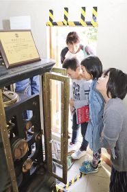 樫野埼灯台の内部を見学する子どもら（和歌山県串本町樫野で）