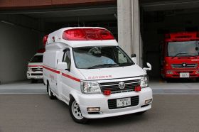 田辺市消防本部から出動する救急車（和歌山県田辺市新庄町で）
