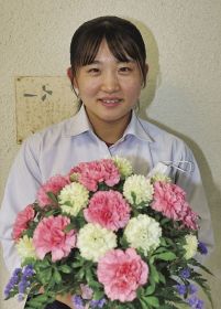優秀賞に選ばれた熊野高校３年の當仲杏梨さんと受賞作品