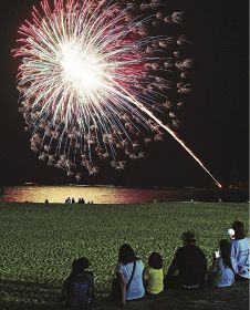 観光客など見物人が見守る中、打ち上げられた白良浜でのメッセージ花火（和歌山県白浜町で）