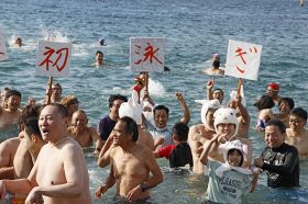 子どもから高齢者まで初泳ぎを楽しむ参加者（和歌山県田辺市の扇ケ浜海水浴場で）