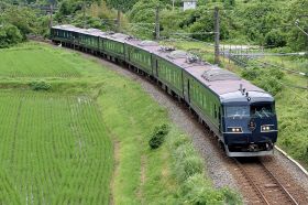 ＪＲ西日本の観光列車「ＷＥＳＴ　ＥＸＰＲＥＳＳ　銀河」=ＪＲ西日本提供 