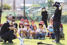 ペットボトルロケットの打ち上げ方について説明を受ける児童（１４日、和歌山県串本町田原で）