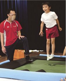 体力づくりにトランポリン　新庄幼稚園で体操教室