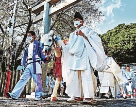 例大祭で営まれた神馬渡御式の行列（１５日、和歌山県新宮市で）