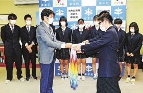 田嶋勝正町長（手前左）に千羽鶴などを渡す串本古座高校の生徒（和歌山県串本町串本で）