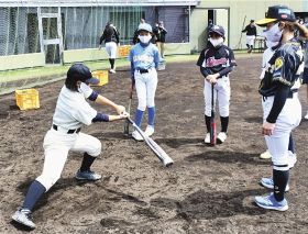 阪神タイガースＷｏｍｅｎの選手（右端）に打撃を教わる小中学生＝田辺スポーツパーク野球場で