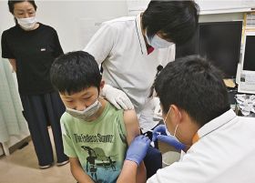新型コロナウイルスのワクチンを打つ中学生ら（和歌山県串本町サンゴ台で）