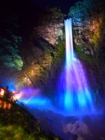 【動画】那智の滝をライトアップ　世界遺産登録１５周年記念