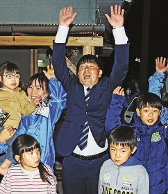 トップ当選を支持者や家族と万歳で喜ぶ黒田武士さん（２０日午後９時半ごろ、白浜町堅田で）