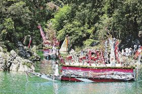 河内祭で河内島をゆっくり回る御舟（２０１９年７月、和歌山県串本町古田で）