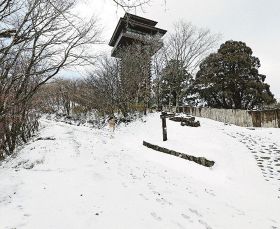 積雪で真っ白になった護摩壇山山頂付近（１４日午前１０時半ごろ、和歌山県田辺市龍神村で）