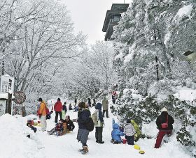 積雪と樹氷で真っ白になった「ごまさんスカイタワー」の近くで、雪遊びを楽しむ参加者（和歌山県田辺市龍神村龍神で）