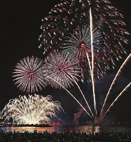 今夏の分散開催が決まった白良浜の花火イベント（写真は２０１９年８月の白浜花火大会）