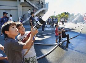 放水やはしご車を体験　田辺市で消防フェス