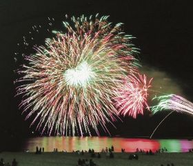 １２月～来年１月に白良浜で開かれる花火イベントのイメージ＝和歌山県白浜町で（写真は７月の花火）
