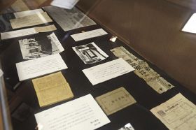 戦時中の飛行服や千人針も　校内に資料室「歴史知ろう」、和歌山・串本古座高