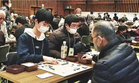 １２４人が盤上で熱い戦い　紀伊民報主催の囲碁将棋大会、和歌山・田辺市