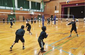 マスクを着用してバレーボールの練習をする児童（１６日、和歌山県みなべ町谷口で）