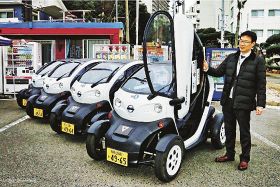 実証実験で使う小型電気自動車（和歌山県白浜町で）