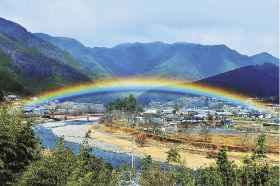 熊野古道が通る山里を覆うように現れた虹（２８日午前１１時４５分ごろ、和歌山県田辺市中辺路町近露で）