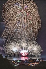 和歌山県那智勝浦町の夜空を彩る花火（２０１８年８月１１日撮影）