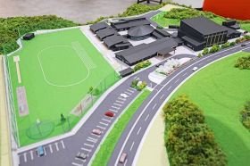 展示されている新小学校の建築模型（和歌山県串本町サンゴ台で）