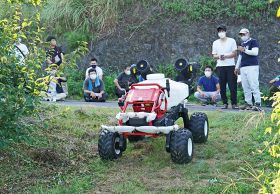 農業用無人車の操作を体験する農家（和歌山県みなべ町東本庄で）