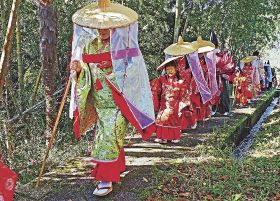 平安衣装を着て熊野古道を歩く参加者（３日、和歌山県田辺市中辺路町で）