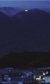 高尾山の山頂付近にともされる「人」文字（和歌山県田辺市秋津町から撮影）