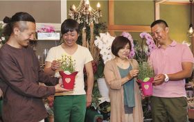 花と料理のコラボ商品を生み出した野田博子さん（右から２人目）ら＝和歌山県田辺市磯間で
