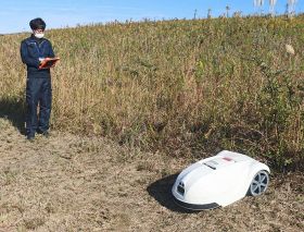 南紀白浜空港で行われているロボット草刈り機の実証実験（和歌山県白浜町で）