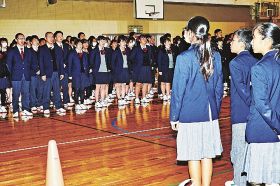 熊野・上富田／中高両校生徒が交流／卒業式前に校歌練習