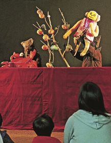 子どもたちが見入っていた人形劇の公演（７日、和歌山県田辺市東陽で）