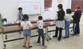 小学生がゲームに挑戦／串本　宝探しスタンプラリー