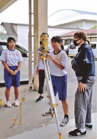 プロの測量技術学ぶ　熊野高校で出前授業