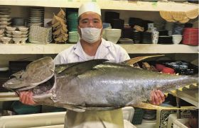 マグロで地域を激励　漁師が提供、料理店が１００円丼に