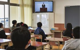 各教室でテレビモニターを使って開かれた始業式（１３日、和歌山県田辺市東陽で）