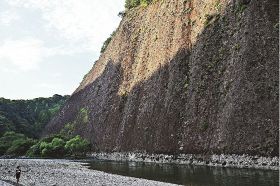 【動画】巨岩に「守り犬」の影　古座川の一枚岩で夏の風物詩