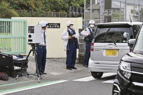 古座小学校前に可搬式オービスを設置して取り締まりをする警察官（和歌山県串本町中湊で）